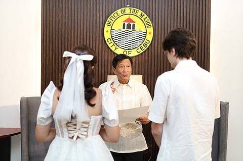 CEBU City Mayor Nestor Archival officiates his first wedding as Cebu City mayor.