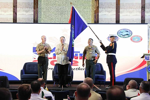 Secretary of National Defense Gilberto C. Teodoro Jr., alongside Major General Vicente Map Blanco III PN(M), Commandant of the Philippine Marine Corps, and Lieutenant General James F. Glynn, Commander of the U.S. Marine Corps Forces, Pacific, led the unfurling of the PALS 25 flag on July 8, 2025. (Photo courtesy of Department of National Defense)