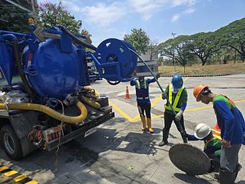 A MAYNILAD contractor uses a sewer jetting truck to clear a manhole in Alabang, Muntinlupa—part of the company’s intensified maintenance activities this rainy season. While Maynilad operates year-round, inspections and declogging efforts are heightened during the wet months to help prevent sewer overflows and support flood mitigation. As of June 2025, Maynilad has cleaned over 285 kilometers of sewer lines and cleared more than 3,500 sewer manholes to ensure the smooth flow of wastewater to treatment facilities.