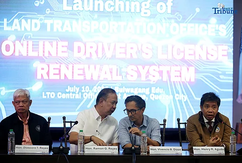 IN line with the vision of President Ferdinand Marcos Jr. to shift all government transaction in the digital platform, Dotr secretary Vince Dizon and dict secretary Henry Aguda lead dotr asec Dioscoro Reyes, dotr usec Ramon Reyes, dict usec David Almirol and lto acting asec Greg Pua launch the LTO’s online driver’s license renewal system at the LTO main office in Quezon City on Thrusday, July 10, 2025. Photo/Analy Labor
