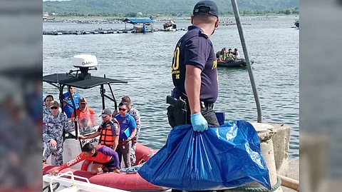 Underwater find A Scene of the Crime Operatives personnel holds one of two sacks recovered from Taal Lake. Retrieved during Saturday’s dive operation, the sacks are undergoing forensic examination to determine their contents and possible links to the disappearance of 34 missing sabungeros since 2021.