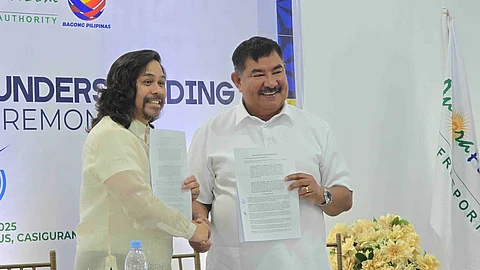 Aurora Pacific Economic Zone and Freeport Authority President and CEO Gil Taway IV (left) and Bureau of Fisheries and Aquatic Resources Regional Director Wilfredo Cruz (right) lead the ceremonial signing of a partnership to implement inclusive coastal livelihood projects in Casiguran, Aurora. The agreement includes marine-based facilities and technologies aimed at empowering local communities and advancing sustainable fisheries development.