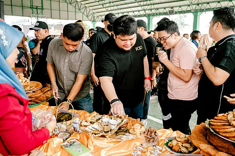 SECOND District Representative Omar Duterte (center) takes time to talk and taste the traditional Bangsamoro delicacies which highlighted the 122nd Araw ng Tigatto festivities.