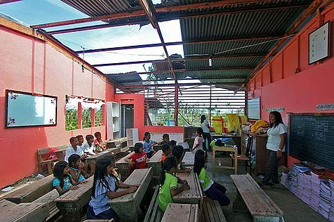 Students endure the heat of the sun because of the dilapidated roof in Daanbantayan, Cebu.