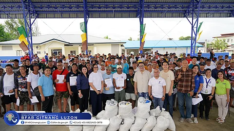 Some 402 fisherfolk from 17 organized fisherfolk associations in Bulacan were given a total of P1.4-million worth of livelihood assistance by the Bureau of Fisheries and Aquatic Resources Region 3 (BFAR3) on July 11, 2025, at Barangay San Isidro 2 in the town of Paombong.