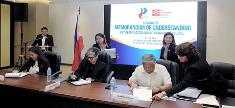 PAGCOR chairperson and CEO Alejandro Tengco (third from left) and ASC chairperson Golda Roldan (second from left) lead the signing of the memorandum of understanding formalizing PAGCOR and ASC’s partnership to promote responsible gambling advertisements.