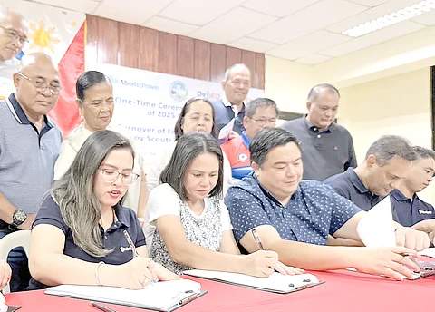 SIGNING an agreement to undertake healthcare, livelihood and disaster resilience projects in Nasipit, Agusan del Norte are (seated, left to right) AboitizPower Transition Business Group corporate services head Atty. Alona Suzell Ruyeras-Borromeo, Agusan del Norte Governor Angel Amante, Nasipit Mayor Roscoe Democrito Plaza, AboitizPower TBG technical director John Dean, and Therma Marine Inc. Mobile 2 plant facility head Jerome Luchavez.