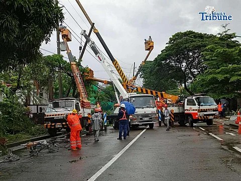 MERALCO PERSISTS IN DOWNPOUR
Despite the suspension of work in government offices across Metro Manila due to severe weather, Meralco crews pressed on with essential maintenance work. They continued replacing aging utility poles and untangling hazardous “spaghetti wires,” ensuring the city’s power infrastructure remains stable amid the downpour.