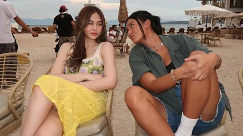 Janella Salvador and Klea Pineda on set.