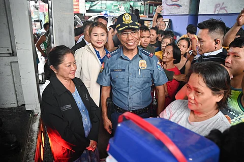 Liza checks on Manila fire victims