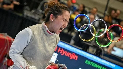 Esteban holds free fencing workshop