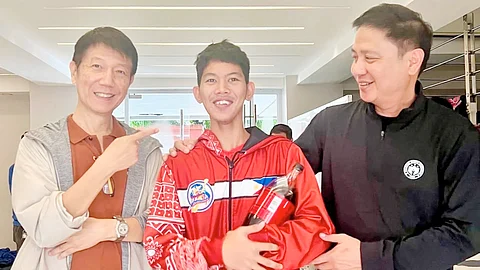PSC chairman Patrick ‘Pato’ Gregorio (right) and commissioner Edward Hayco (left) share a light moment with Joshua Transi of hockey and other Filipino athletes at the height of typhoons ‘Emong’ and ‘Dante’ at the Rizal Memorial Sports Complex last Wednesday.