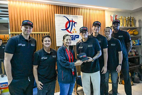 SBP executive director Erika Dy (middle) throws her all-out support to the coach Mau Belen (second from left) and the Manila Melmac squad that will be competing in the FIBA 3x3 Jakarta Challenger this weekend.