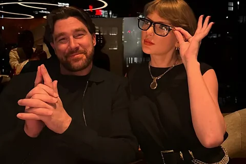 Fans spot matching Taylor Swift-Travis Kelce wallpapers