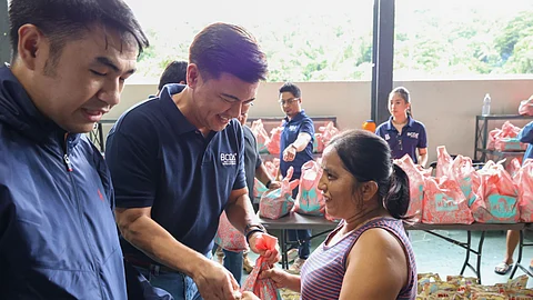 BCDA President and CEO Joshua M. Bingcang and Olongapo Mayor Rolen C. Paulino Jr. lead volunteers in distributing rice and food packs to 65 displaced families at the Olongapo City Multi-purpose Evacuation Center, as part of BCDA’s relief efforts in typhoon-hit Central Luzon.