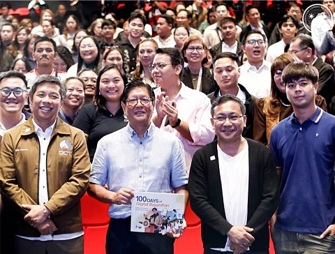 (From left to right): DICT Secretary Henry Aguda; President Ferdinand Marcos Jr.; DICT Undersecretary David Almirol; and Presidential Son William Vincent Marcos. Behind them are government officials and employees who attended the recent launch of the eGov PH Hub in San Juan City.