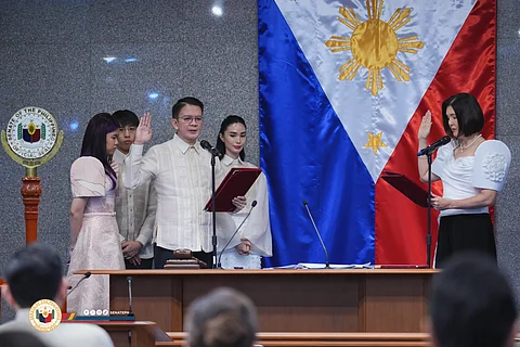 SENATE President Francis ‘Chiz’ Escudero takes his oath as the 20th Congress opens, joined by wife Heart Evangelista-Escudero and their children. Senator Pia Cayetano administered the oath in a ceremony blending duty and devotion.