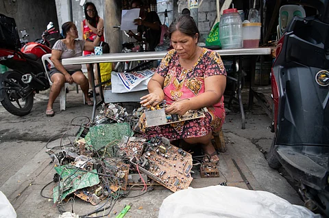 E-junk dismantlers risk health for a few bucks