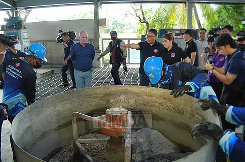 Officials from the Metropolitan Manila Development Authority and the Department of Budget and Management assess the agency’s Integrated Solid Waste Management Facility at the Vitas Pumping Station.