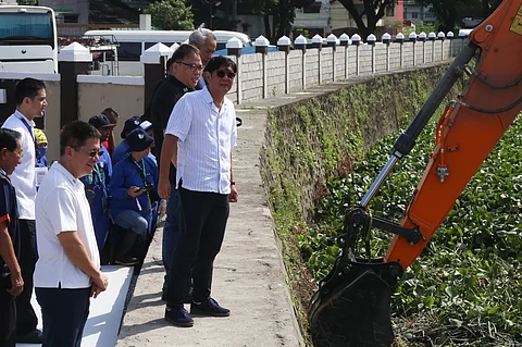 President Ferdinand Marcos Jr. leads the launch of the MMDA’s Bayanihan sa Estero Program at Buli Creek and Ilugin River in Pinagbuhatan, Pasig, on the morning of 2 August 2025.
The program aims to intensify cleanup and maintenance of Metro Manila’s drainage systems, many of which are heavily silted and clogged with solid waste, contributing to localized flooding during the rainy season.