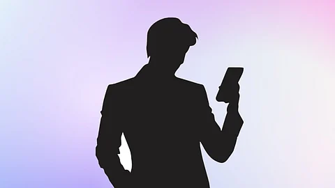 Hunky actor’s choice of phone becomes viral