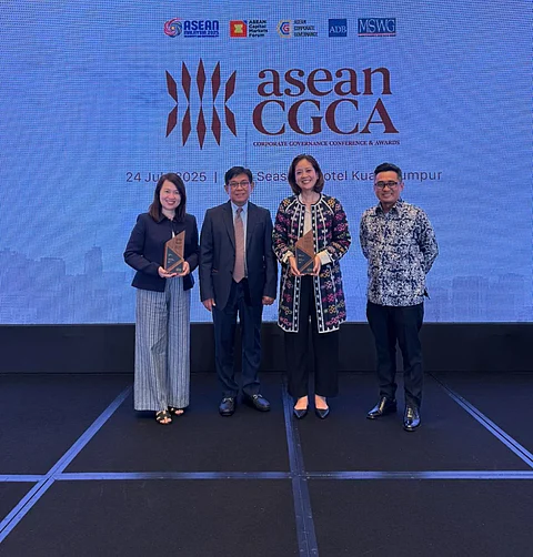 Globe's chief compliance officer and senior vice president for Legal and Compliance Marisalve Ciocson-Co (left) and assistant corporate secretary and Globe’s head of Corporate Services Nina Mikaela Sarmiento-Tacandong (second from right), together with Securities Exchange Commission Chairperson Francis Edralin Lim and SEC Commissioner Mcjill Bryant Fernandez, receive the award at the 2025 ASEAN Corporate Governance Conference and Awards in Kuala Lumpur, Malaysia.