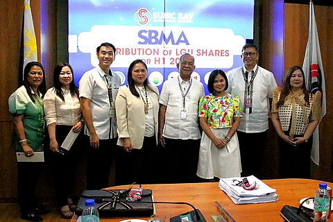 SBMA Chairman and Administrator Eduardo Jose L. Aliño (4th from right) poses for a souvenir photo after the distribution rites for the LGU revenue shares with (left to right) Castillejos representative for Mayor Jeffrey Khonghun, Subic representative for Mayor Jonathan Khonghun, Olongapo City Mayor Rolen Paulino, Jr., Hermosa Mayor Anne Inton, Morong Mayor Leila Muñoz, San Antonio Mayor Arvin Antipolo, and Dinalupihan representative for Mayor German Santos, Jr.