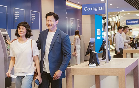 Alden Richards guiding a client through BDO’s digital innovations.