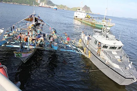 Navy rescues immobilized fishing boat