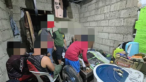 Apat ang dinakip sa loob ng isang drug den ng mga otoridad nitong Huwebes ng gabi sa Barangay Camp Tinio.
