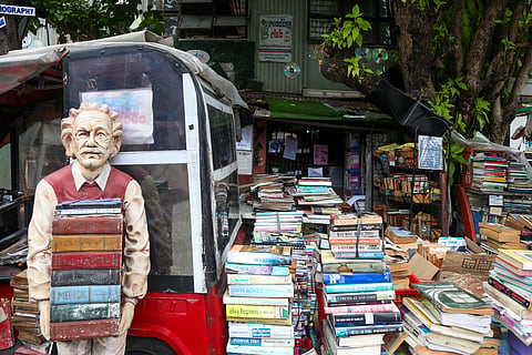 Hernando “Mang Nanie” Guanlao welcomes visitors to his home-turned-library along Balagtas Street in Makati City on Book Lovers Day (August 9, 2025). For more than 20 years, Mang Nanie has opened the doors of his ancestral home to anyone who loves reading, drawing book enthusiasts from Makati to as far as Mindanao.