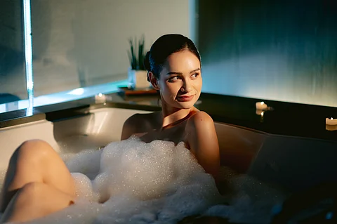 Ormus Bath (30 minutes): A luxurious soak featuring mineral-rich bath salts infused with delicate aromatics, offering a replenishing experience for both body and spirit.
