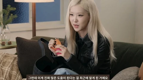 Rosé holding 'Mallang-i' in an interview with Vogue Korea.