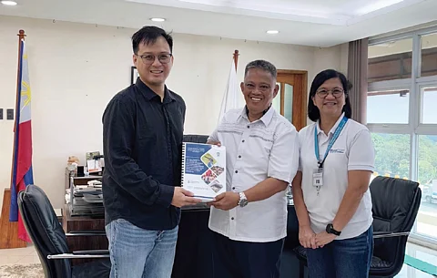 DENR Calabarzon Regional Executive Director Nilo Tamoria (center) receives the Integrated
Watershed Management Plan submitted by Ahunan Power Inc. as represented by Regulatory Head
Miguel Marfil (left) and Compliance and Permits Officer Emma De Fiesta.