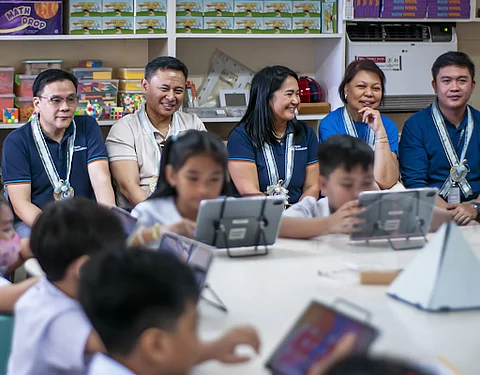 Education Secretary Sonny Angara joined Ayala Foundation President Tony Lambino, Ayala Foundation Senior Director for Big Bets in Education Maria Margarita E. Trinidad, and Globe Chief Sustainability & Corporate Communications Officer Ms. Yoly Crisanto in observing students at CENTEX Manila as they use tablets from Globe to access Khan Academy last January. (Photo courtesy of Ayala Foundation, Inc.)