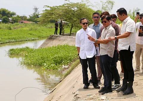 Taking control of projects issue President Ferdinand R. Marcos Jr. investigates the P77.1-million flood mitigation structure in Calumpit, Bulacan. He is joined by Transportation Secretary Vince Dizon, Bulacan Governor Daniel Fernando and other officials.