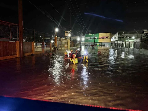 CEBU City Fire Volunteers braved chest-deep water to rescue citizens trapped in vehicles outside their workplaces.