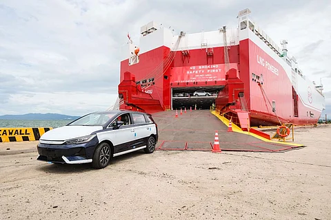 A BYD new energy vehicle drives down the ramp of the LNG-powered carrier ‘Zhengzhou,’ marking the start of large-scale EV shipments directly to the Philippines.