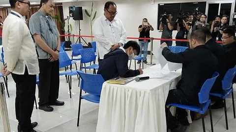 Father of altar boy who died of leptospirosis files charges vs. Caloocan cops