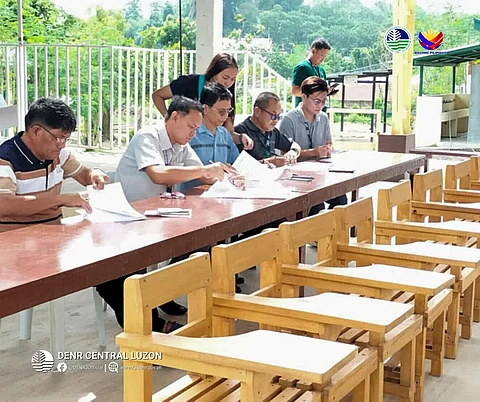 50 armchairs na gawa sa kinumpiskang mga kahoy ng Department of Environment and Natural Resources (DENR) ang pinamahagi sa Sto. Niño Elementary School upang magkaroon ng pakinabang sa mga mag aaral ng naturang paaralan.