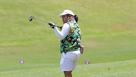 RONEE Dungca inches closer to a coveted spot in the ICTSI Elite Junior Finals after posting an eight-shot lead in the opening round of the John Hay JPGT Championship in Baguio City on Tuesday.
