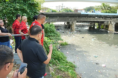 MMDA Chairman Romando Artes and San Juan City Mayor Francis Zamora oversee the clean up of San Juan river. MMDA photo