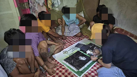 Limang katao ang hinuli ng mga tauhan ng Philippine Drug Enforcement Agency (PDEA) Nueva Ecija Provincial Office sa loob ng isang drug den sa Barangay Mayapyap Sur ng siyudad na ito noong Agosto 19, 2025.