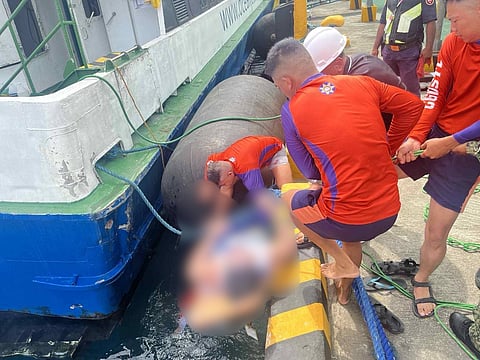 Bangkay na nang natagpuan ang isang tripulante sa gilid ng isang passenger fast craft ferry boat pagkatapos itong mahulog sa may Port of Calapan Ferry Berth, Oriental Mindoro ng umaga ng Agosto 21, 2025.