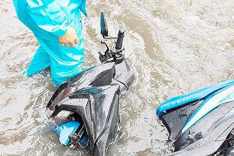 Following the sudden heavy rain in the metro on Friday morning, some roads are already in knee-deep floods especially along Kalaw in Manila.