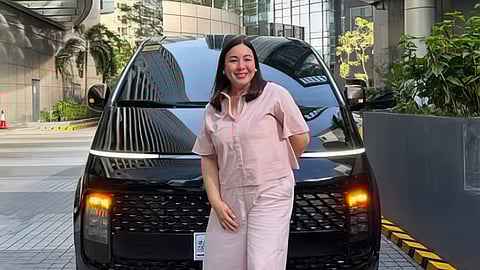 Marjorie Barretto showing Julia's gift for her.