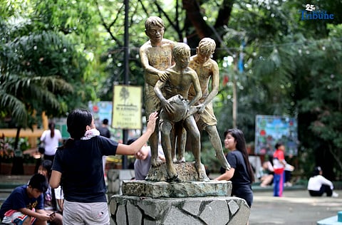 Families with their pets enjoy the National Heroes Day holiday by spending quality time at the Quezon Memorial Circle in Quezon City on Monday.