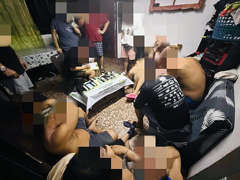Walong tao ang nahuli sa loob ng isang pinaghihinalaang drug den pagkatapos magsagawa ng raid ang mga otoridad sa Barangay Dau ng naturang siyudad nitong Lunes ng gabi.