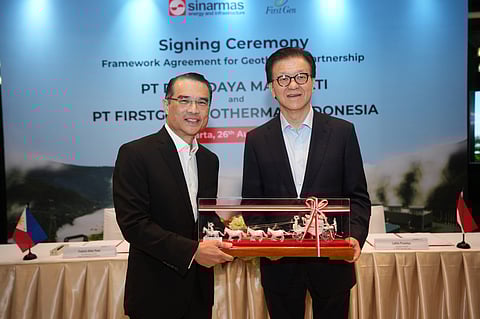 Federico Lopez, chairperson and CEO of First Gen Corp. and Energy Development Corp. (left), receives a memento from Frankie Oesman Widjaja, chairperson of PT Dian Swastatika Sentosa Tbk (DSSA), to mark the partnership between both companies to jointly explore the development of about 400MW of geothermal energy in Indonesia. The agreement was signed last 26 August 2025 in Jakarta, Indonesia.