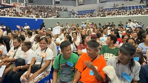 NHA General Manager Joeben A. Tai and Manila Mayor Francisco “Isko Moreno” Domagoso lead the distribution of P11.44 million in cash aid to typhoon-hit families at the San Andres Sports Complex.